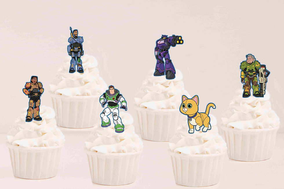 Toppers recortados Buzz Lightyear e personagens espaciais aplicados em cupcakes.