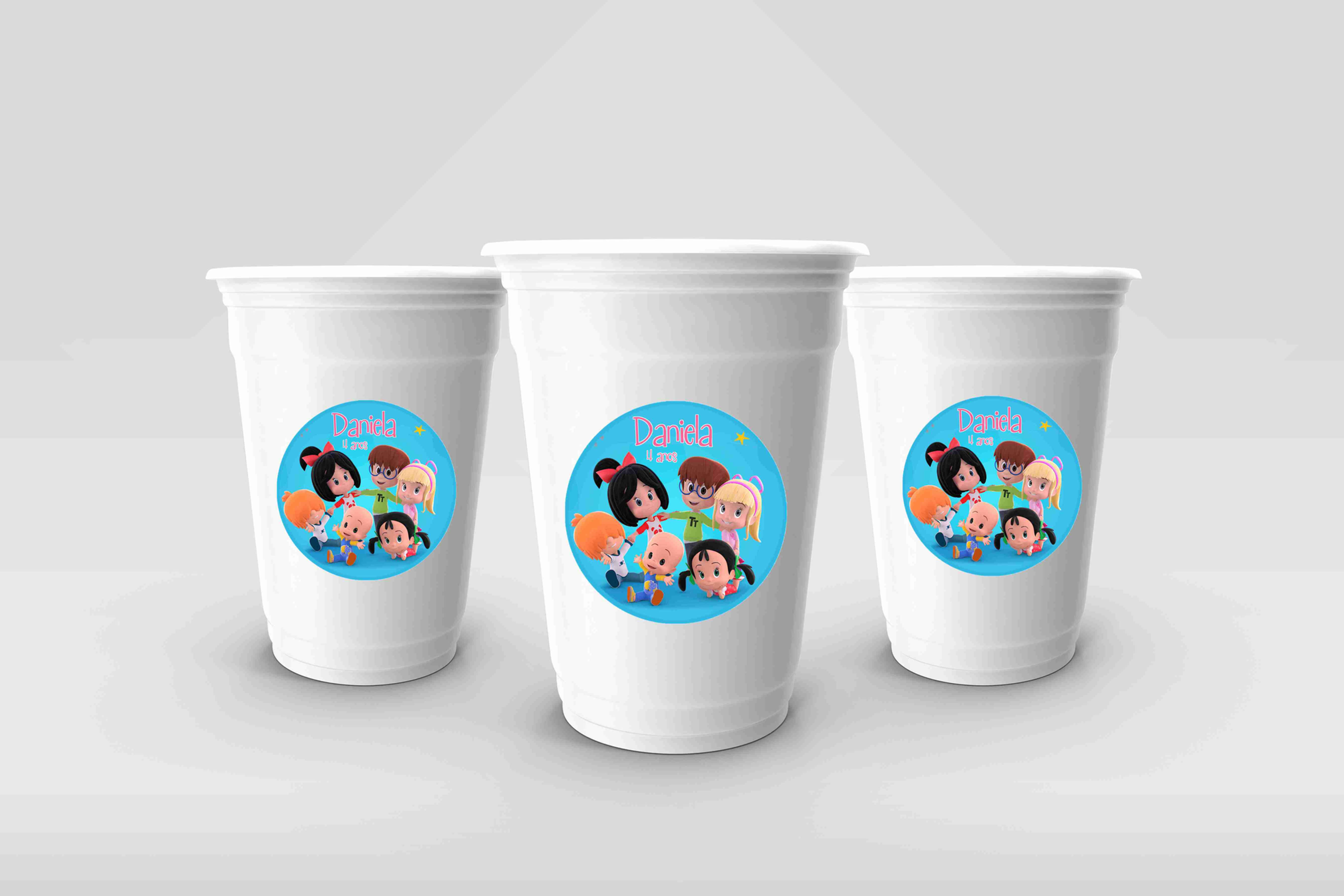Copos com autocolantes personalizados do tema Cleo e Cuquin, com personagens infantis e nome da criança.