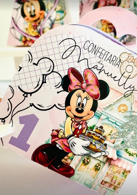 Miniatura: Quatro caixas Minnie Confeiteira em rosa, com bolos, pastelaria ilustrada, idade em lilás e topo de contorno ondulado.