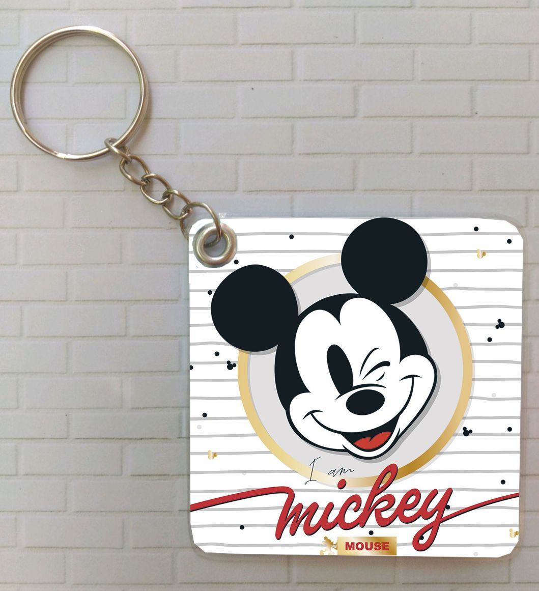 Porta-chaves Mickey personalizado com design clássico e sorriso icónico, fundo claro com detalhes dourados e nome da criança.