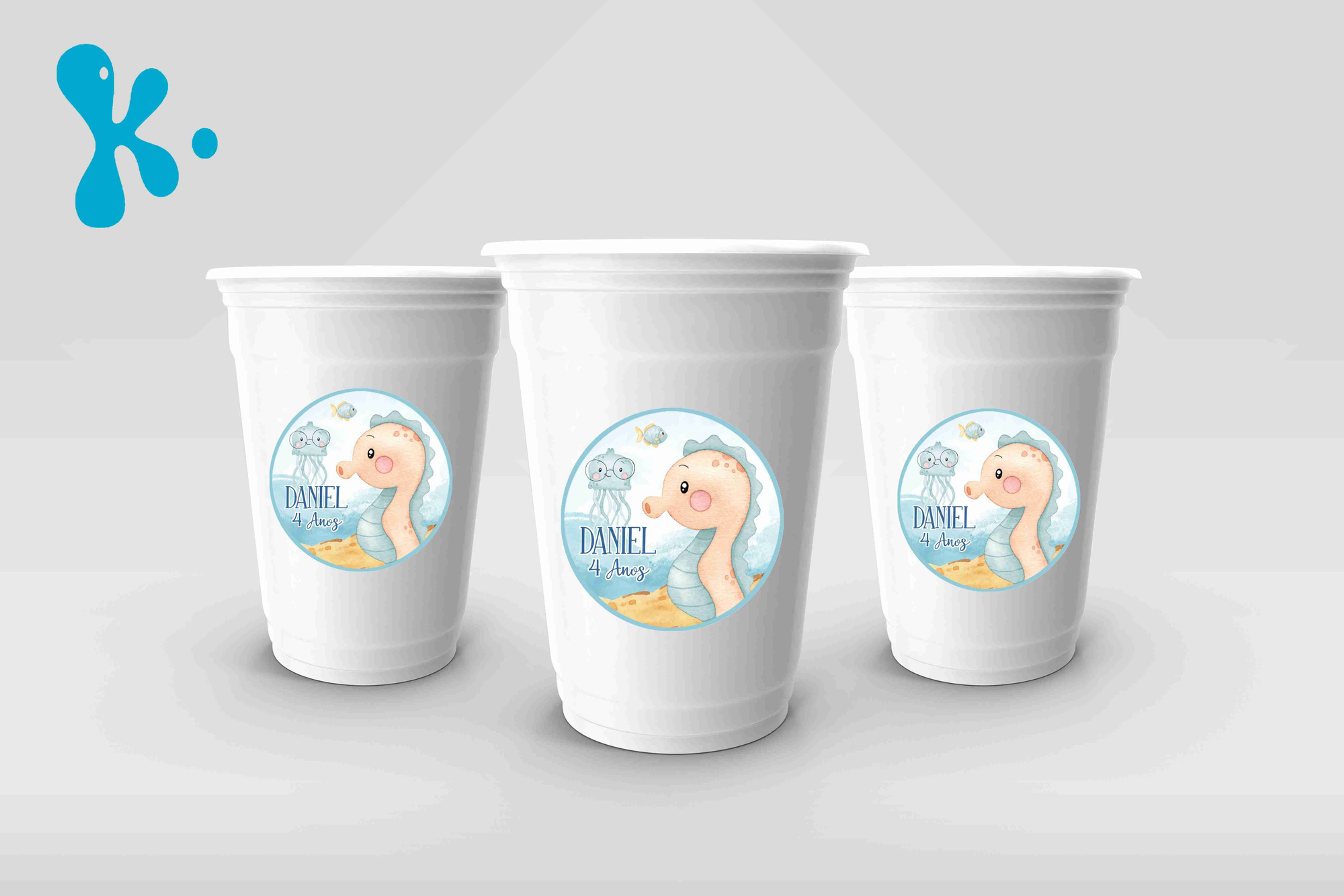 Copos brancos com autocolantes personalizados tema Fundo do Mar, em tons azul claro, com dinossauro marinho, nome e idade da