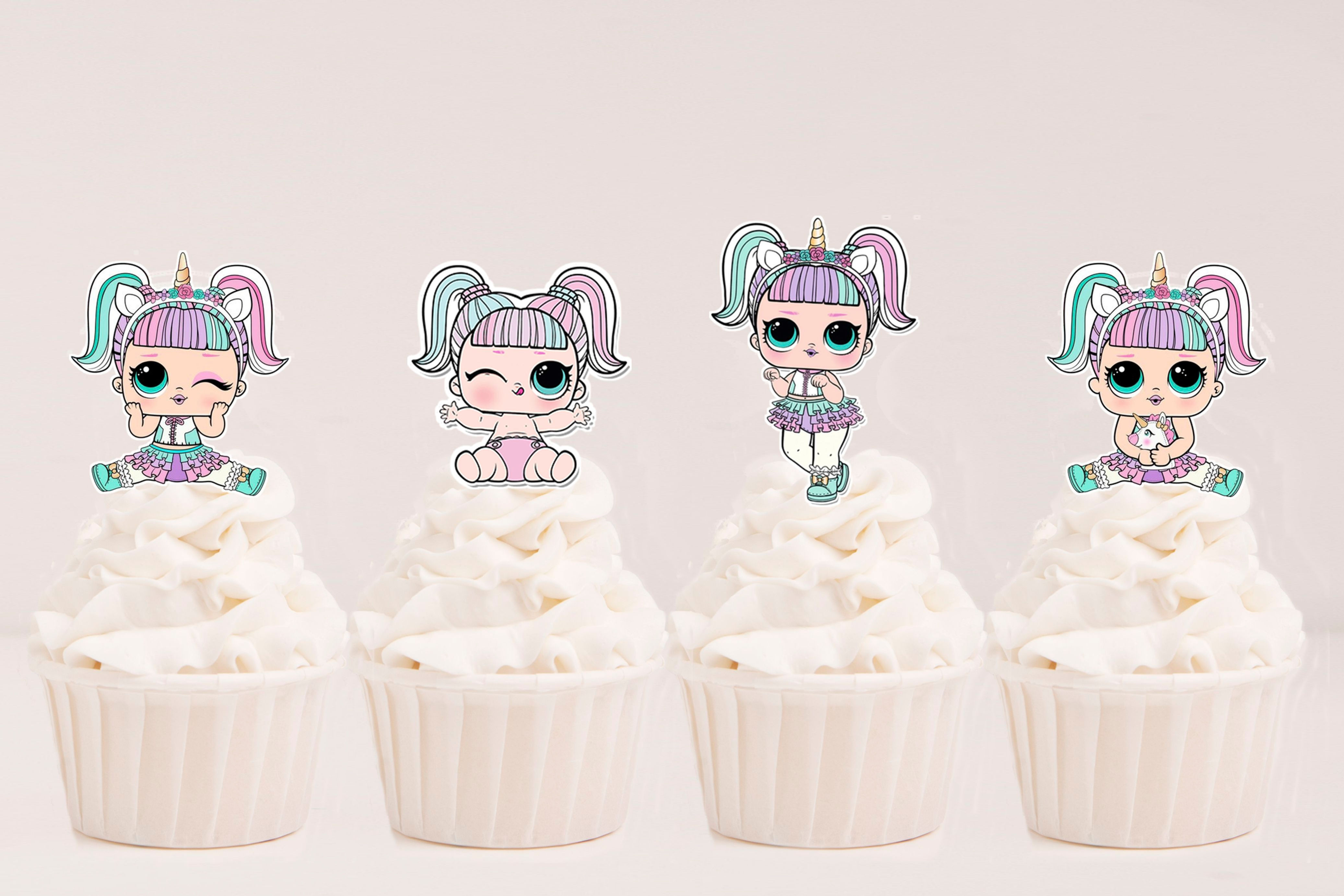 Toppers recortados LOL Surprise Unicórnio aplicados em cupcakes para festa infantil.