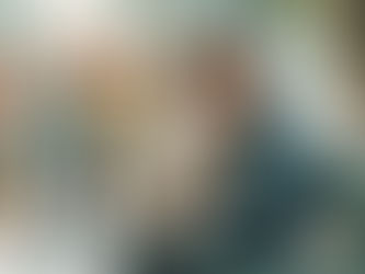Uma criança triste sentada sozinha enquanto outras crianças riem e apontam ao fundo