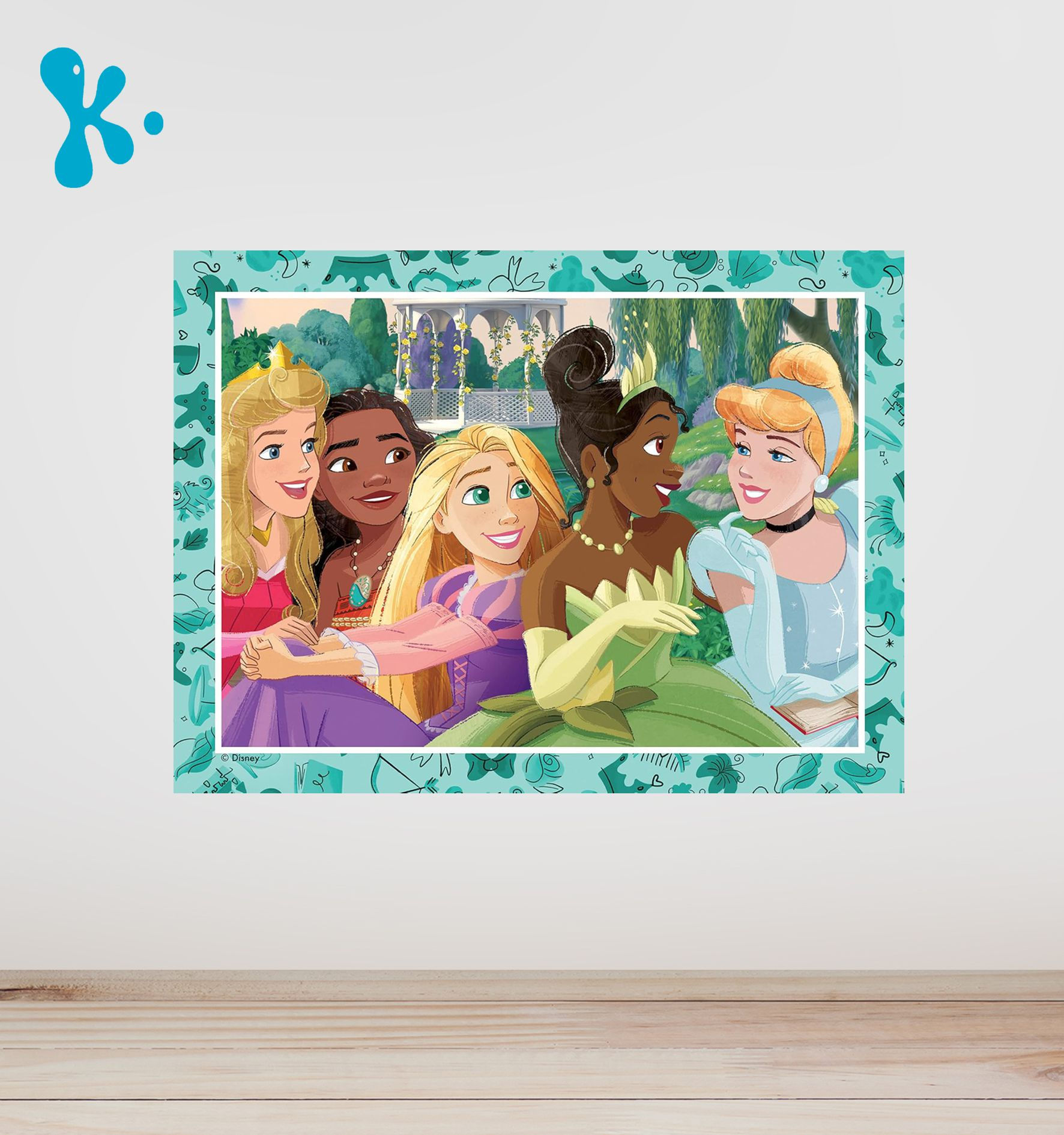 Cartaz Princesas Disney com Aurora, Moana, Rapunzel, Tiana e Cinderela em cenário de jardim para decoração de festa infantil.