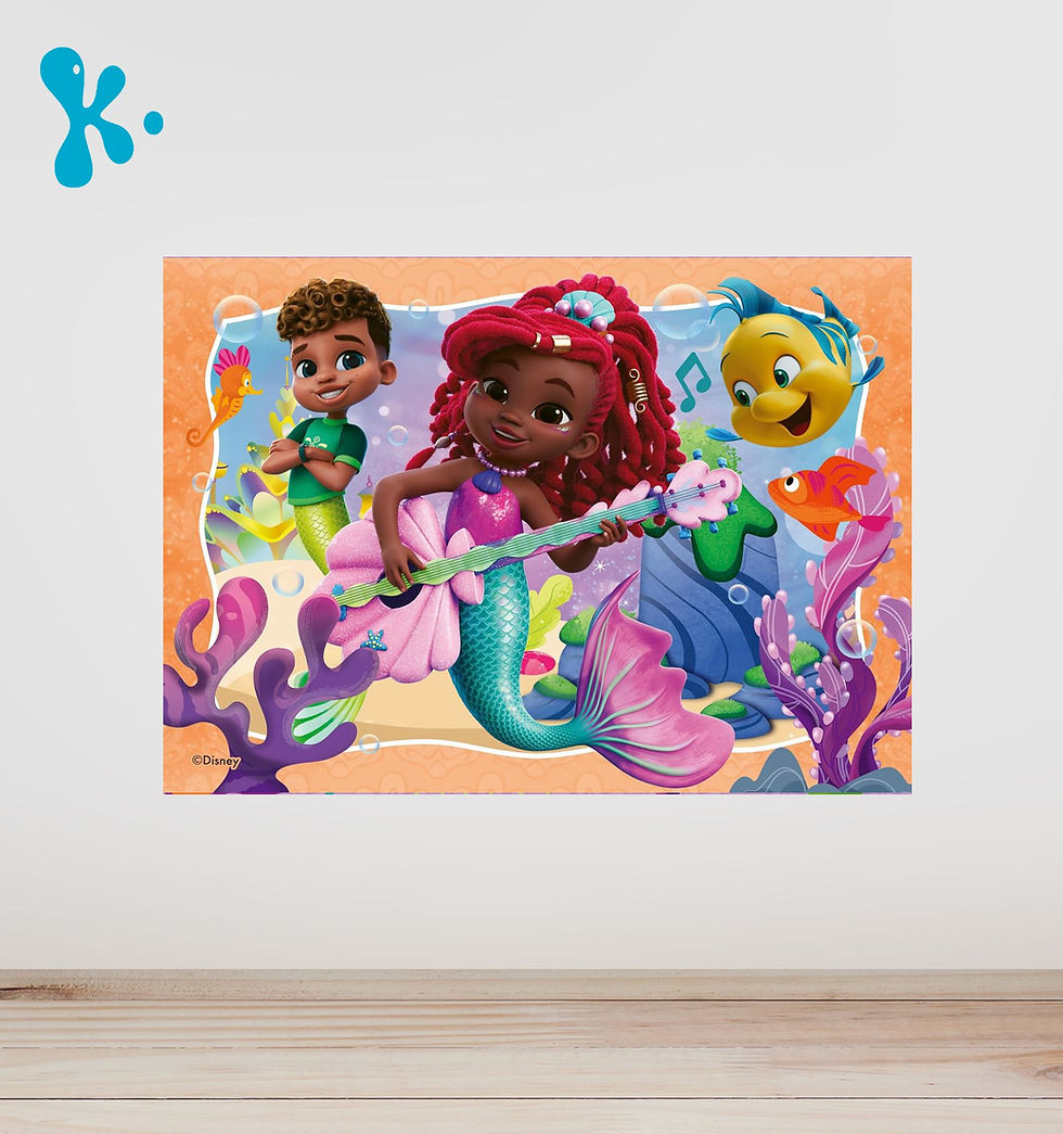 Cartaz Disney Junior Ariel com sereia infantil, peixes coloridos e cenário marinho.