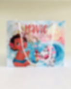 Sacolinha personalizada Vaiana Baby em papel fotográfico, com Vaiana, Pua, Hei Hei, ondas, nome e idade da criança.