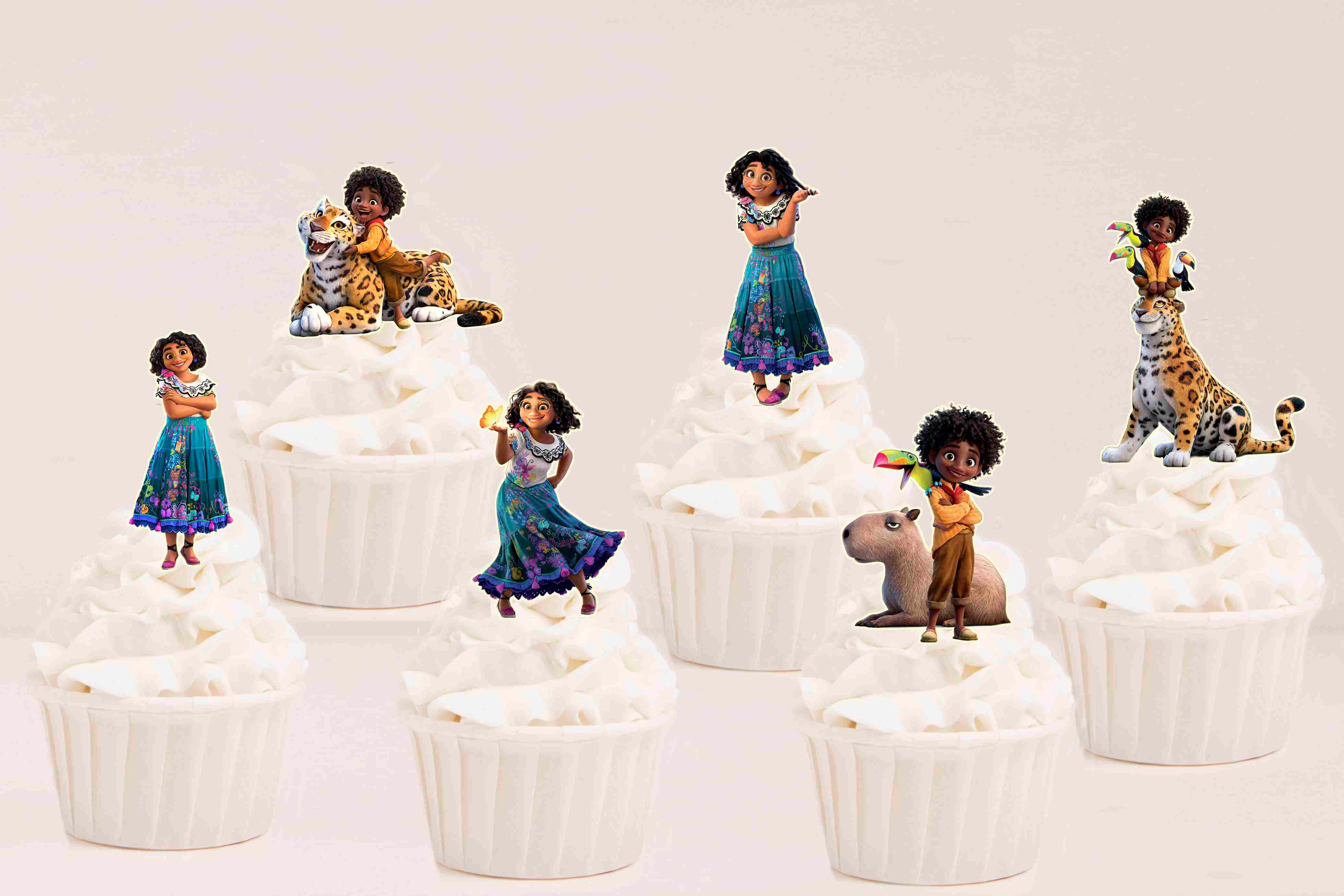 Toppers recortados Encanto com personagens e animais coloridos aplicados em cupcakes de festa infantil.
