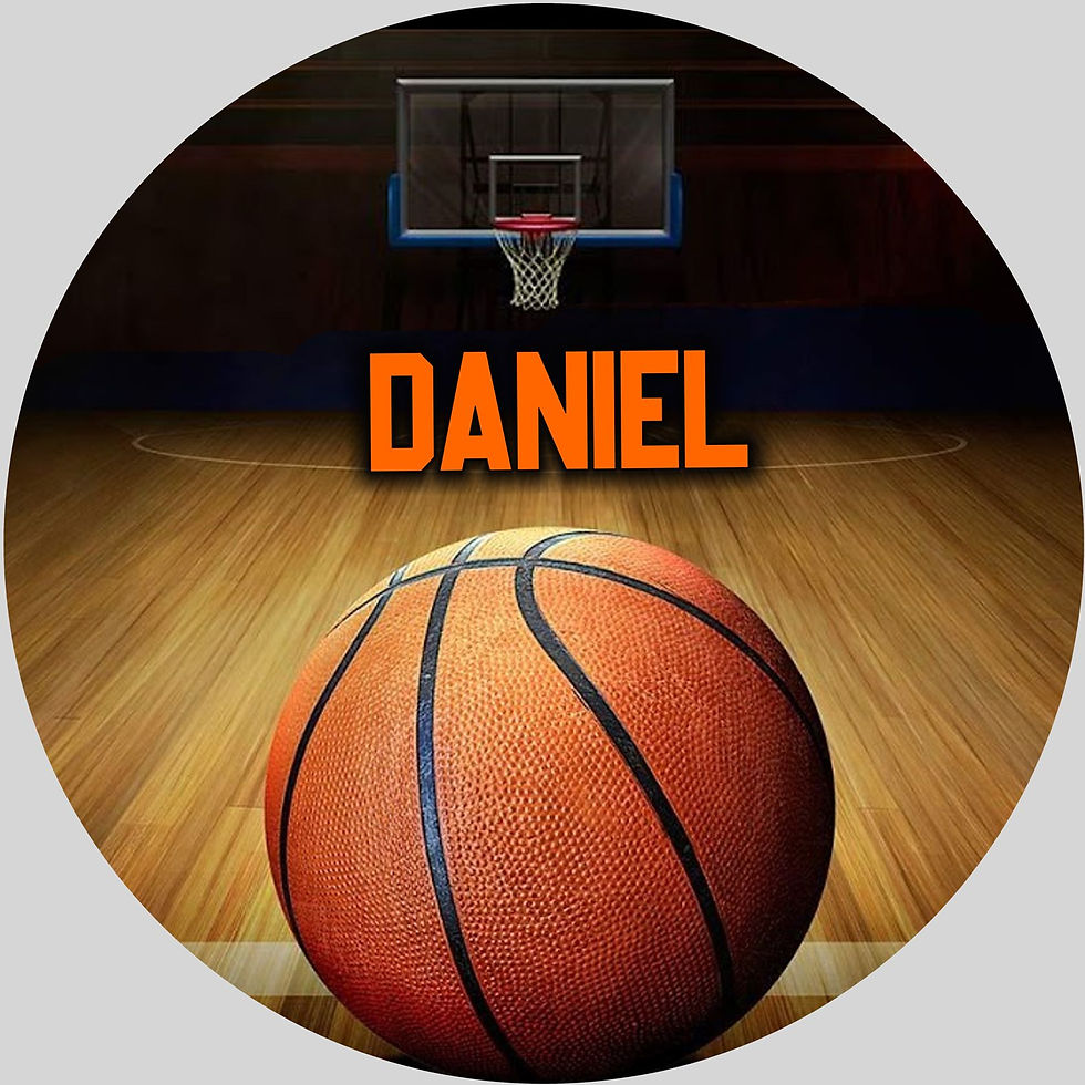 Painel redondo infantil de basquetebol com bola em primeiro plano e nome Daniel em destaque