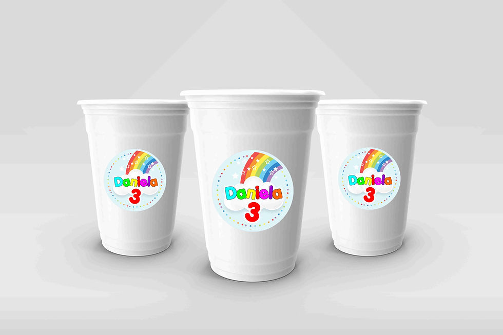 Autocolantes Arco-Íris personalizados aplicados em copos brancos com arco-íris colorido, nome e idade da criança