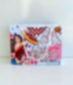 Sacolinha personalizada Mulher-Maravilha em papel fotográfico, com heroína, escudo, estrelas, nome e idade da criança.
