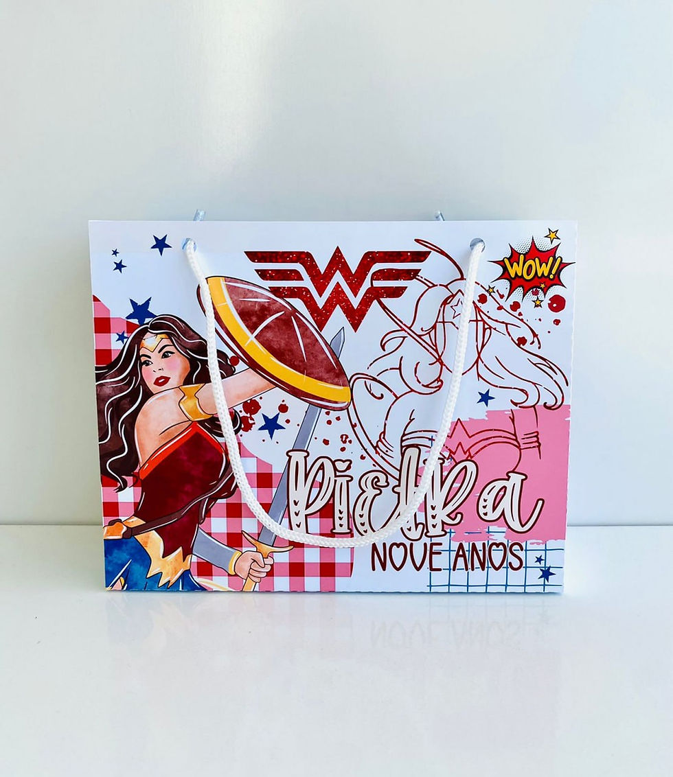 Sacolinha personalizada Mulher-Maravilha em papel fotográfico, com heroína, escudo, estrelas, nome e idade da criança.