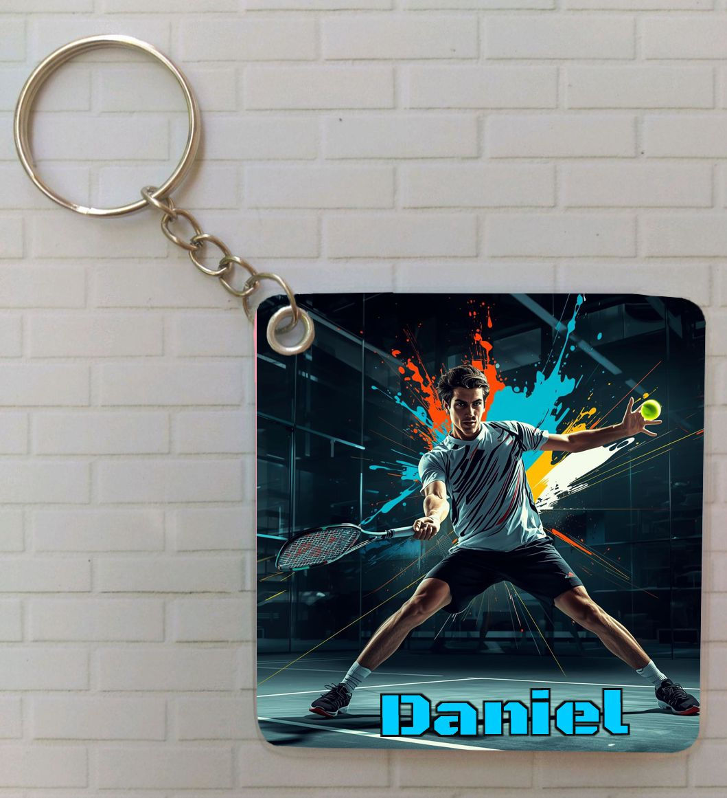 Porta-chaves de padel com atleta em ação no campo indoor, raquete em destaque e nome personalizado.