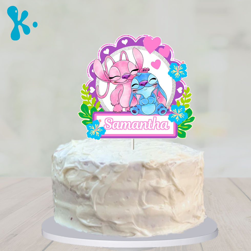 Topo de bolo Stitch e Angel com personagens abraçadas, flores azuis, corações rosa, folhagens verdes e nome Samantha.