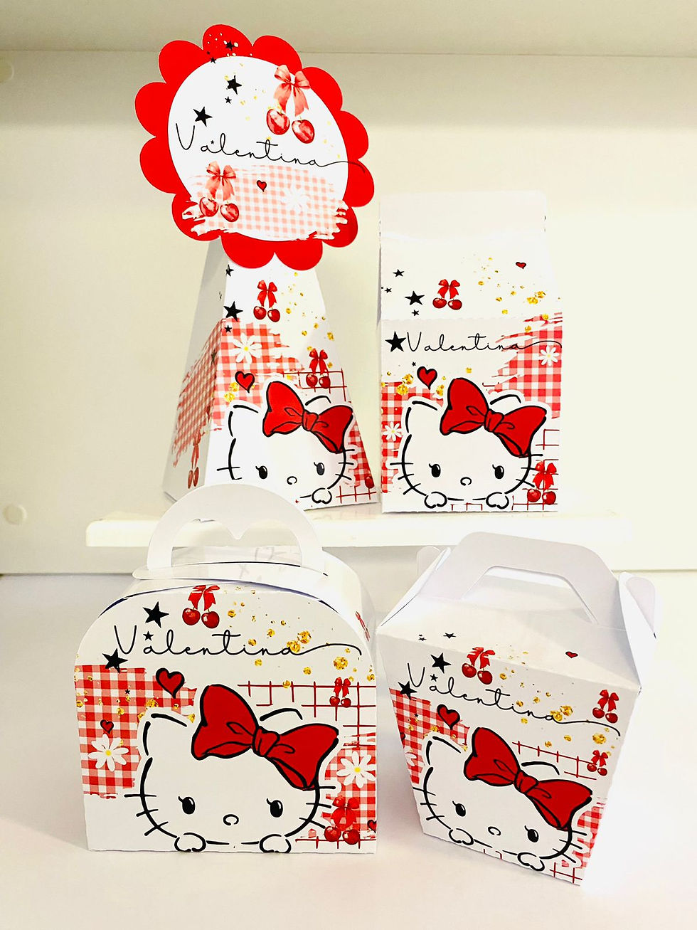 Conjunto de 4 caixas Hello Kitty com laço vermelho, cerejas, flores, padrão aos quadrados e nome Valentina.