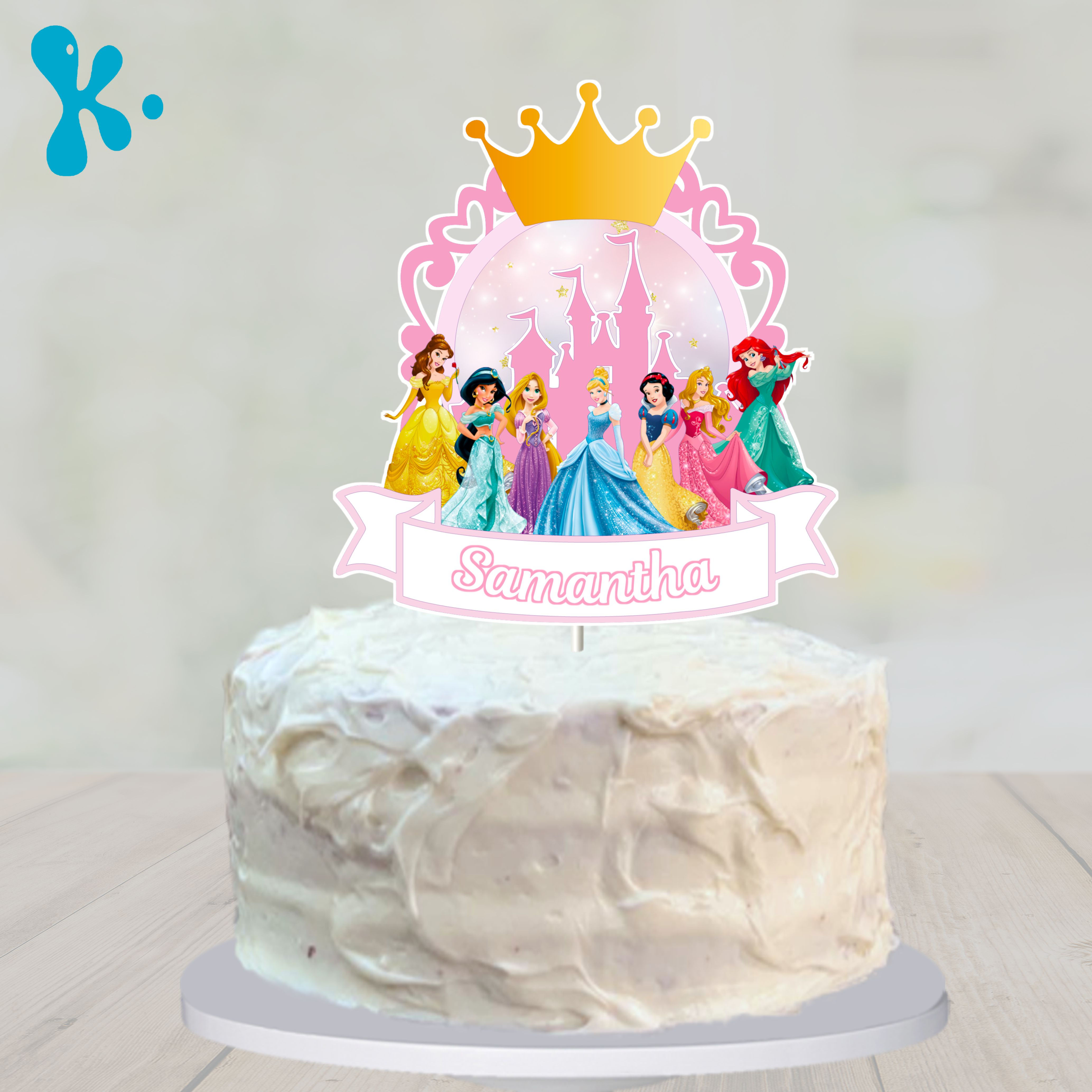 Topo de bolo Princesas Disney com sete princesas, castelo rosa, coroa dourada e faixa com nome Samantha, sobre bolo branco.