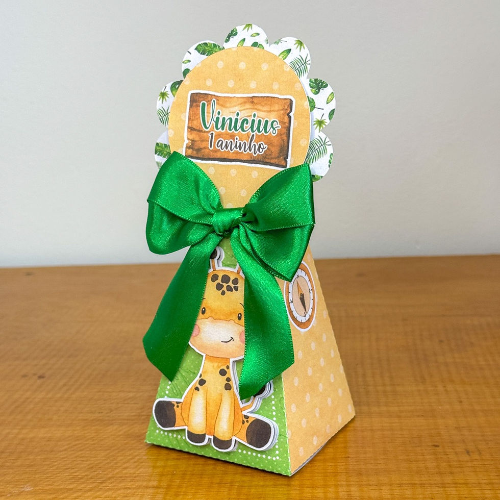 Caixa pirâmide personalizada Safari verde e amarela com girafa bebé e nome Vinicius 1 aninho com tag e laço