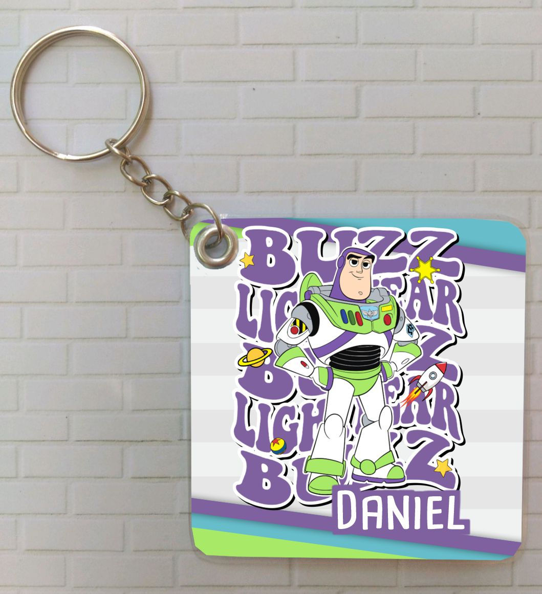 Porta-chaves personalizado Buzz Lightyear com personagem em destaque, fundo colorido e nome Daniel
