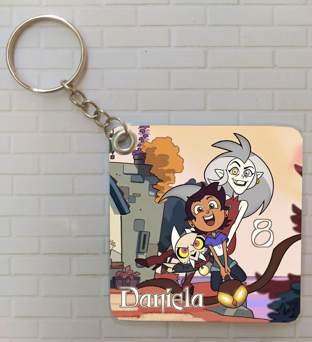 Porta-chaves personalizado A Casa da Coruja com personagens, nome Daniela e idade 8 em destaque
