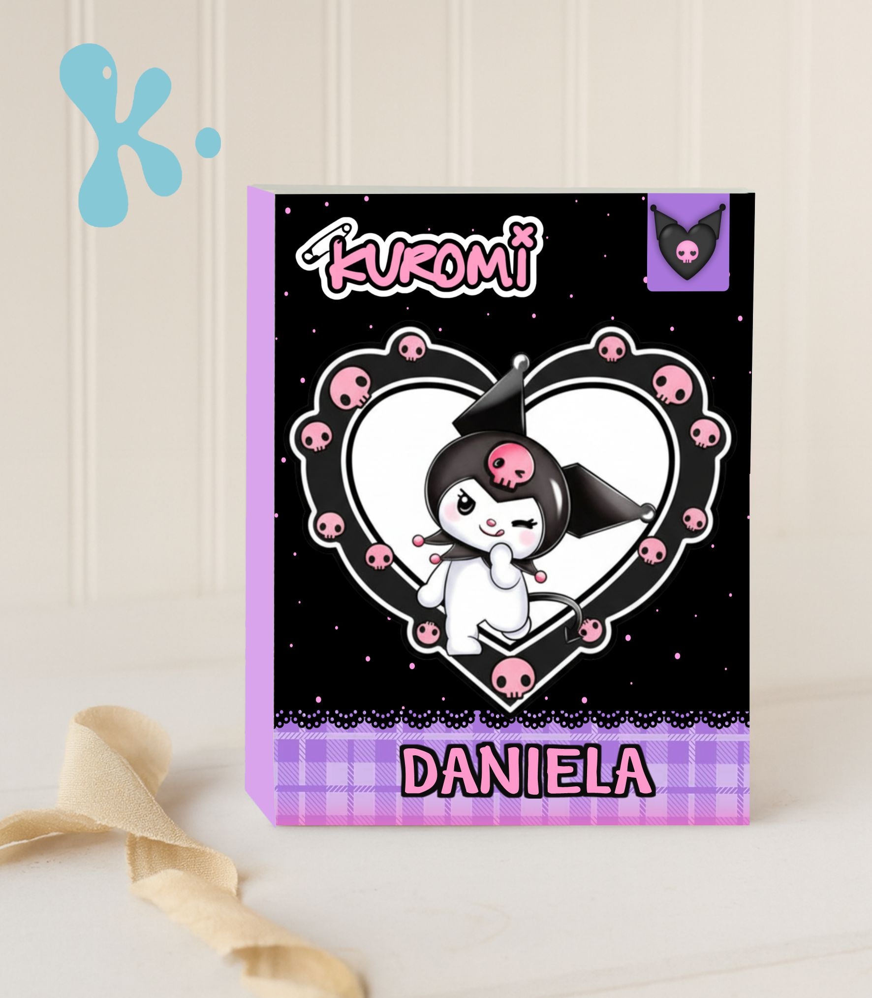Saco lembrança personalizado Kuromi em preto e lilás com coração e nome Daniela.