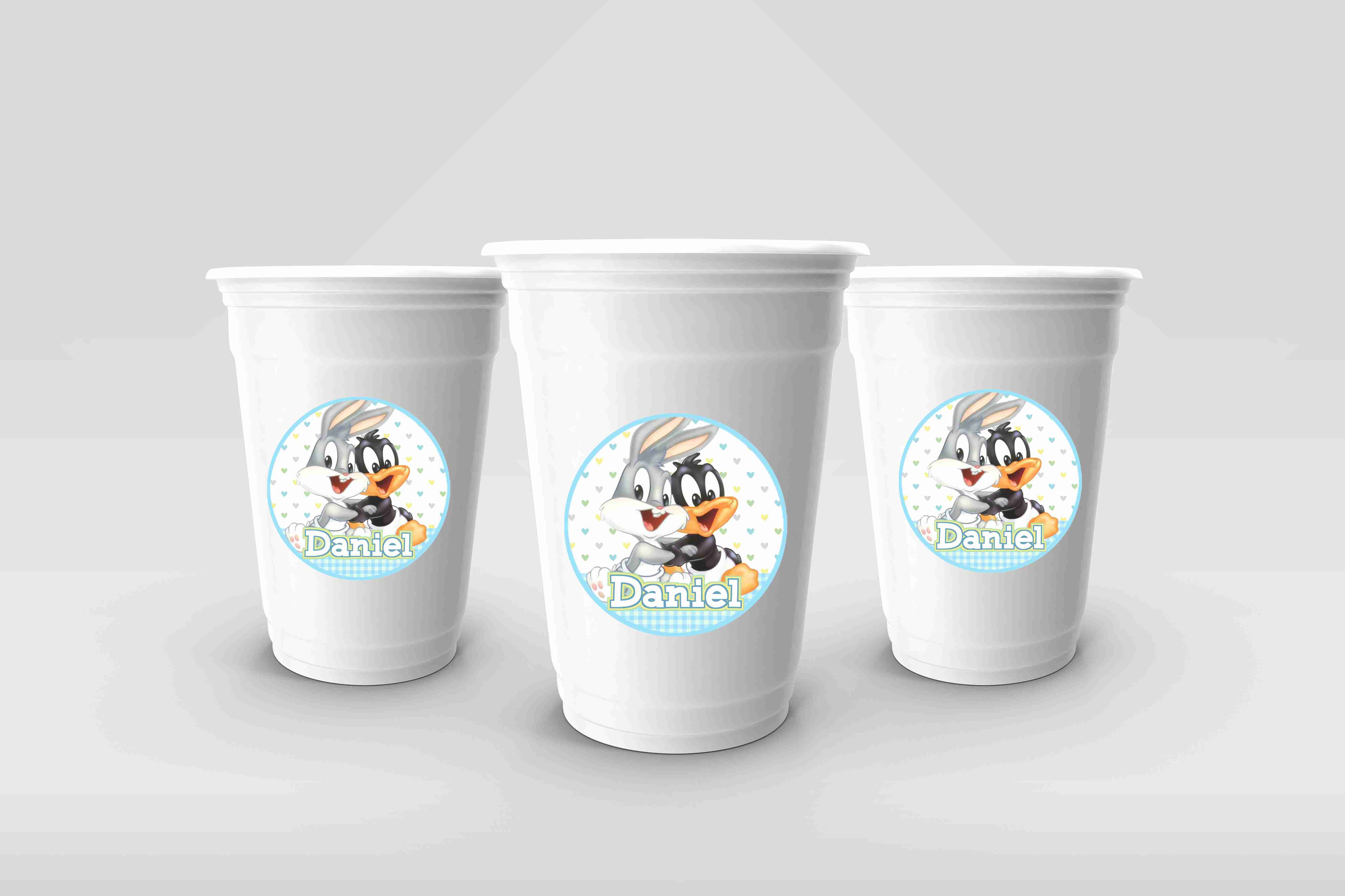 Autocolantes Baby Looney Tunes personalizados aplicados em copos brancos com personagem bebé e nome da criança