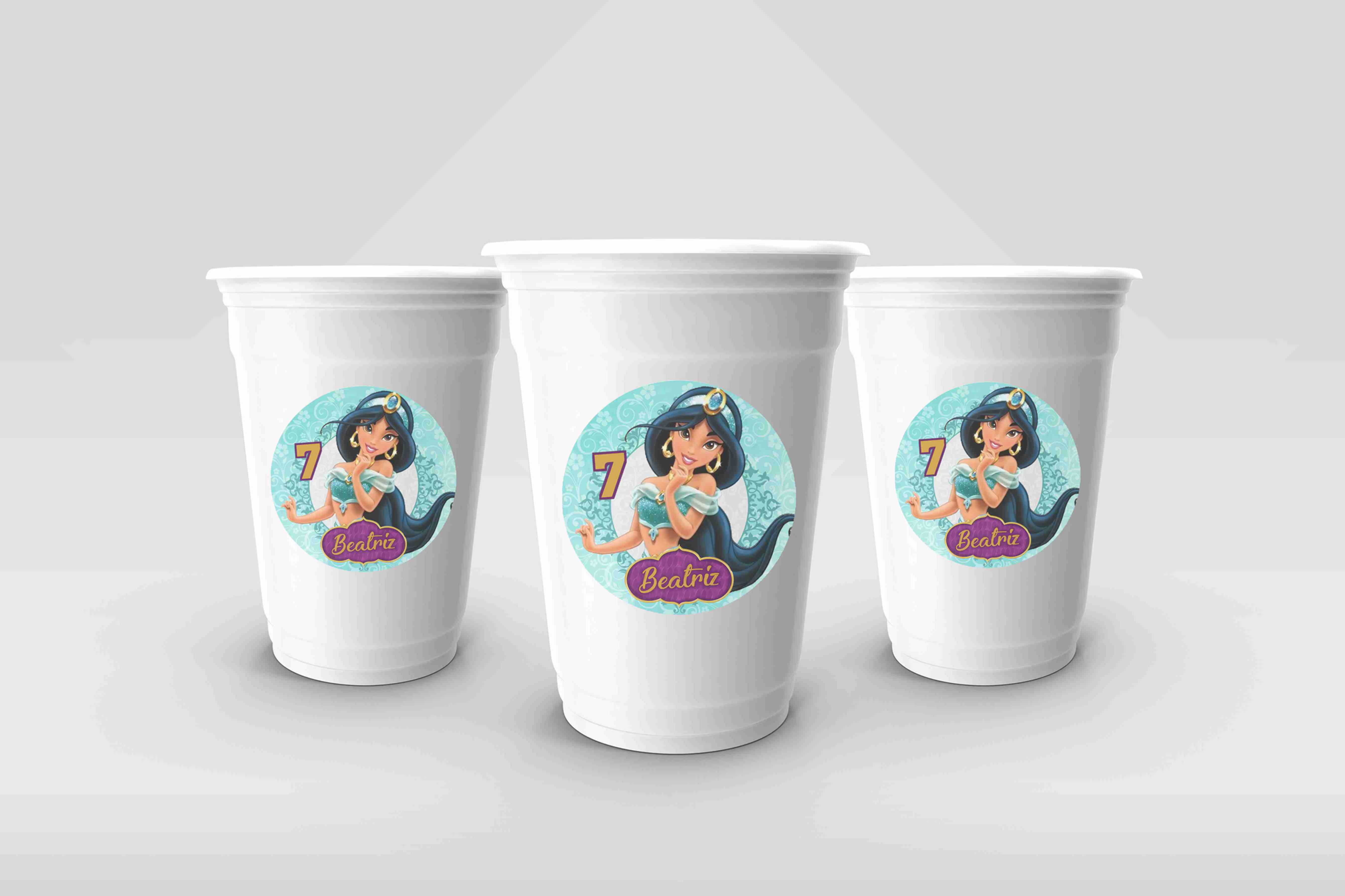 Autocolantes personalizados Princesa Jasmine aplicados em copos brancos para festa infantil