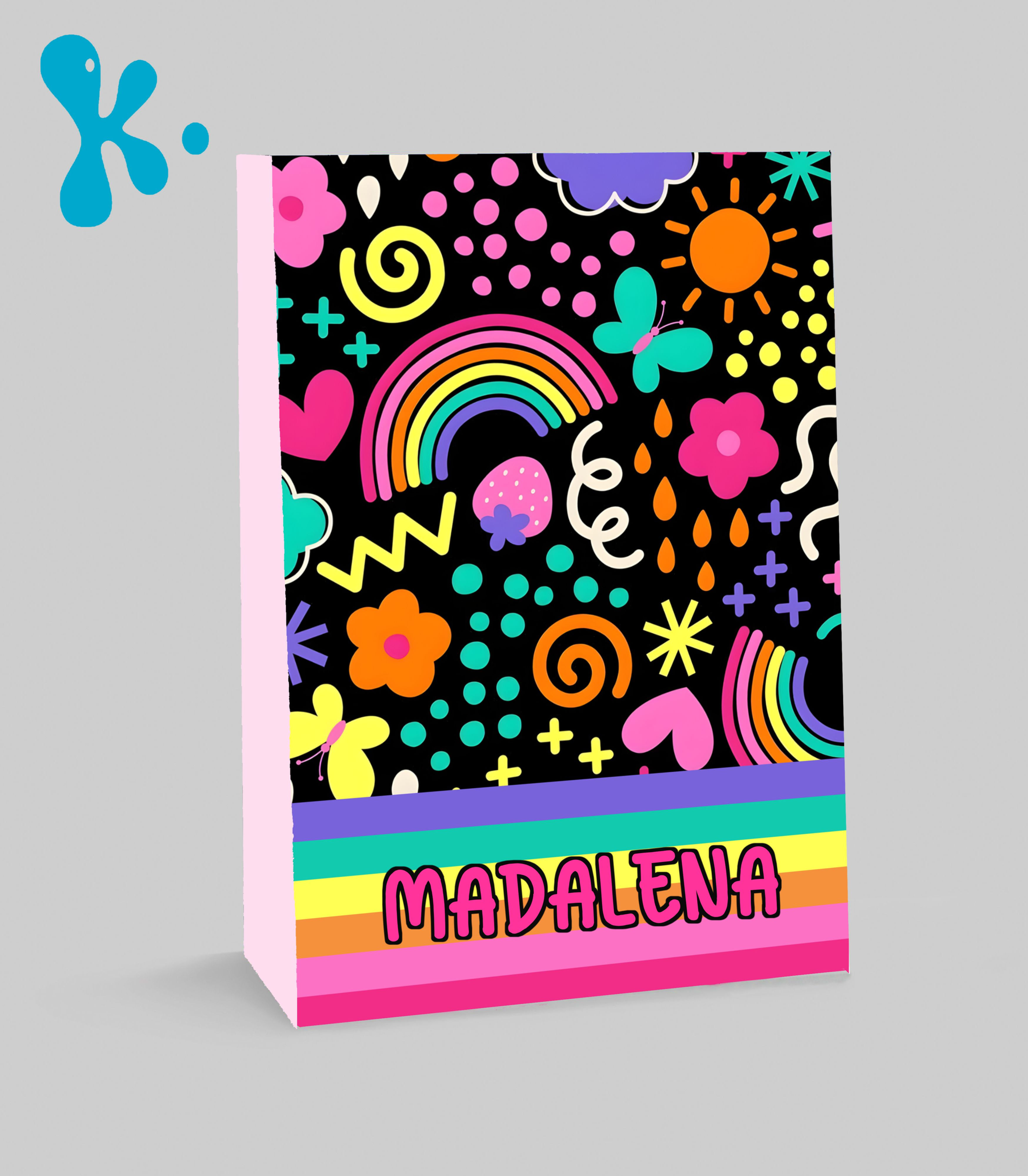 Saco lembrança personalizado colorido com fundo preto, arco-íris, flores e nome na base em riscas coloridas.