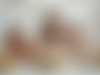 família a partilhar mensagens de Páscoa cristã à mesa em ambiente acolhedor