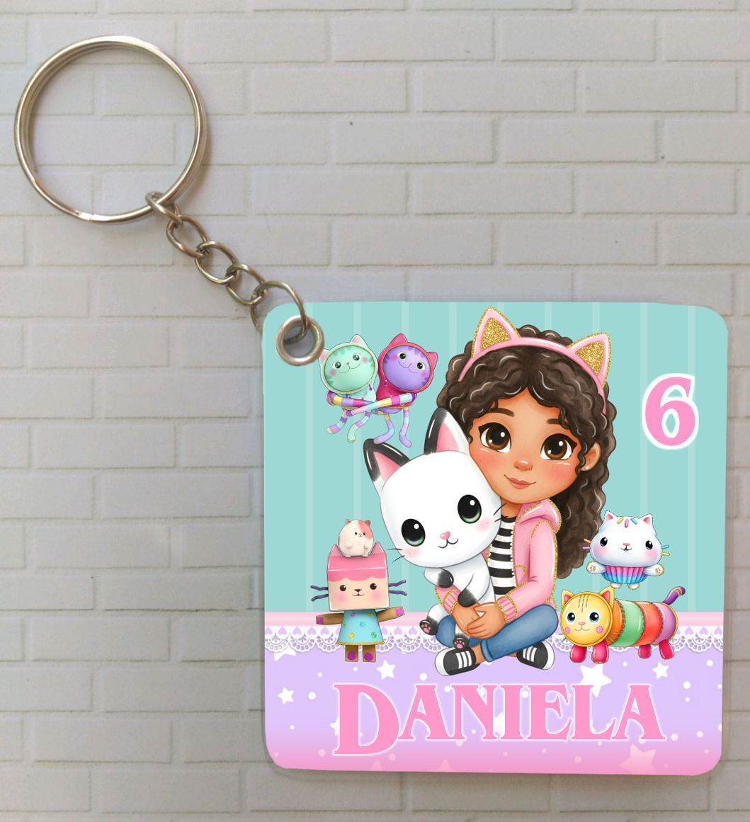 Porta-chaves plastificado Casa de Bonecas da Gabby com Gabby e gatinhos, nome personalizado e fundo colorido