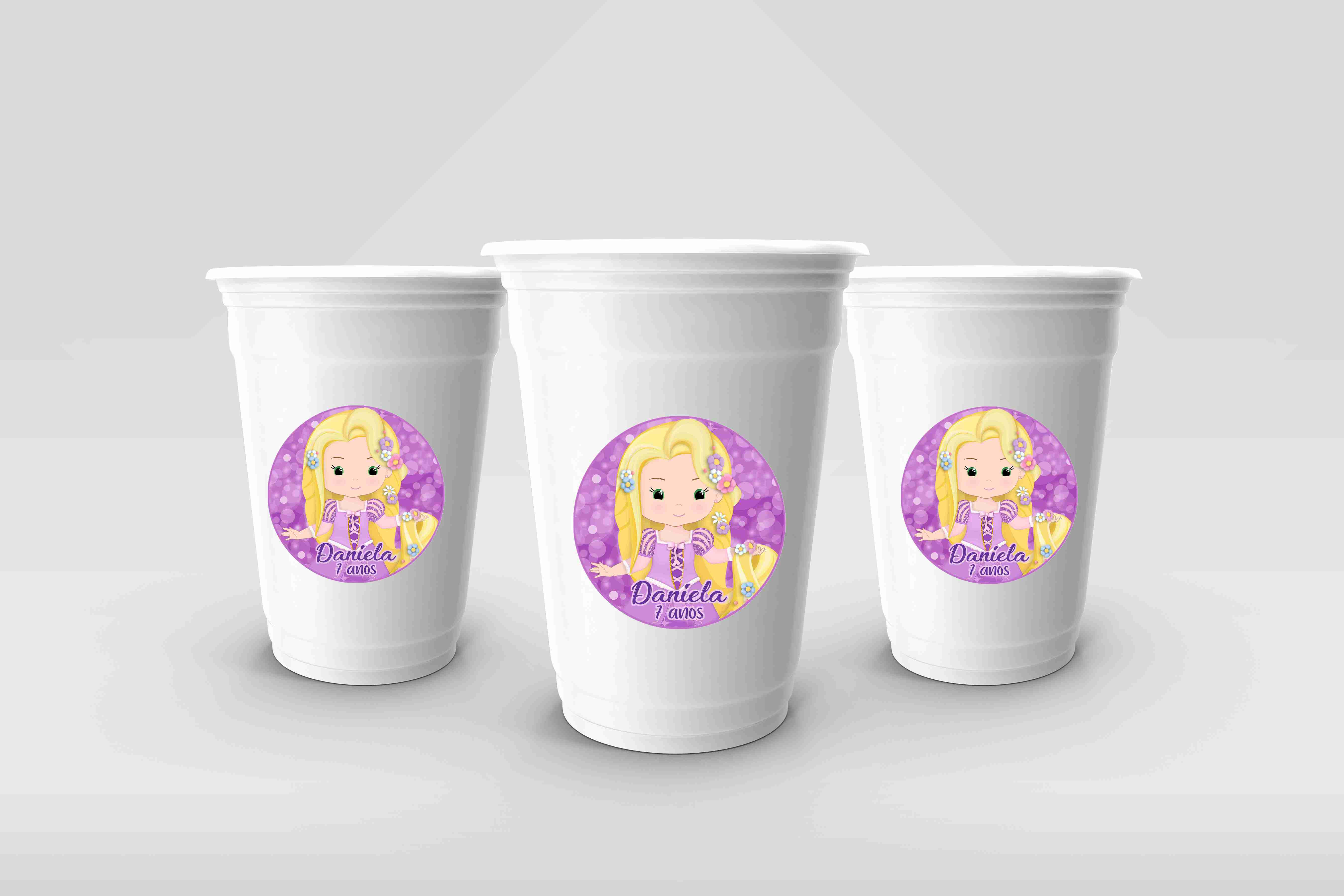 Autocolantes personalizados Rapunzel Cute aplicados em copos brancos para festa infantil