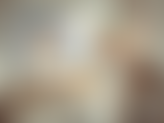 Mesa de bolo infantil montada com móveis da própria casa em ambiente familiar português