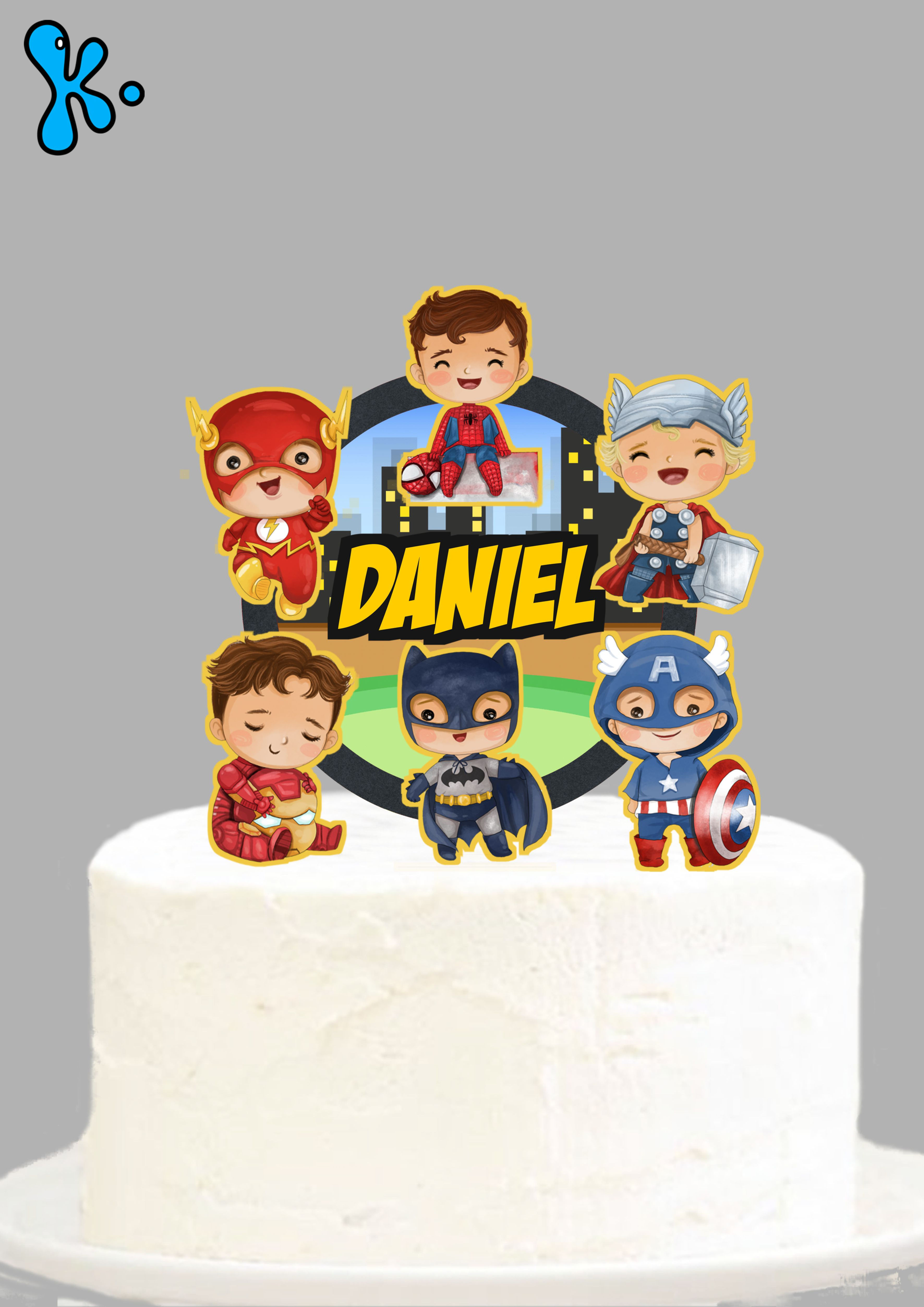 Topo de bolo com super-heróis bebés e nome personalizado.
