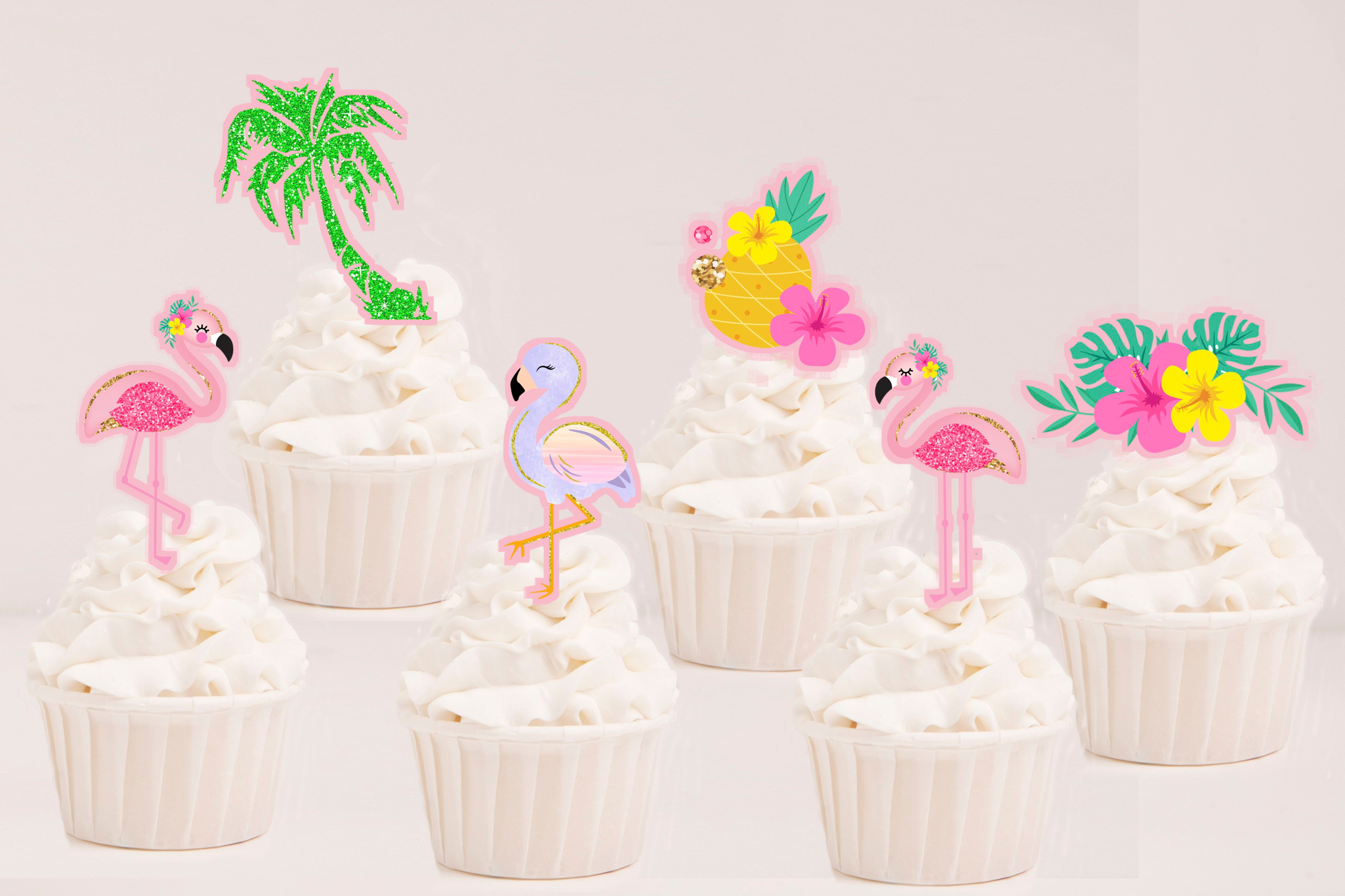 Toppers recortados Flamingo com elementos tropicais aplicados em cupcakes de festa infantil.