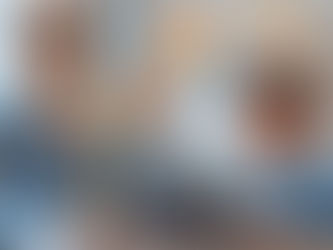 Pai e filho interagem de forma entusiástica com um computador portátil enquanto exploram conceitos de inteligência artificial, com ícones de tecnologia e aprendizagem ao fundo.