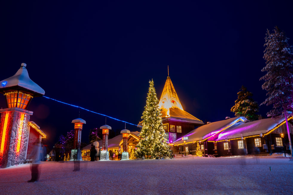 Beleuchtetes Weihnachtsmanndorf in Rovaniemi bei Nacht