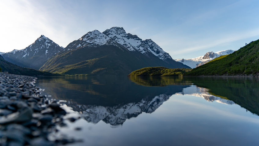 Spiegelung der Berge im ruhigen Lago Dickson