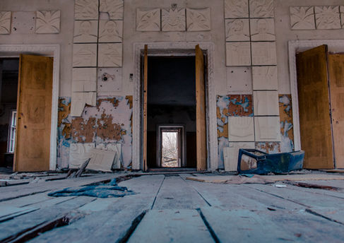 Verlassenes Gebäude in der Ukraine mit Trümmern auf dem Boden.