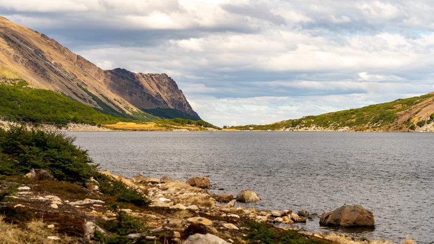 Lagune am Fuß farbiger Berghänge auf dem Dientes-de-Navarino-Circuit