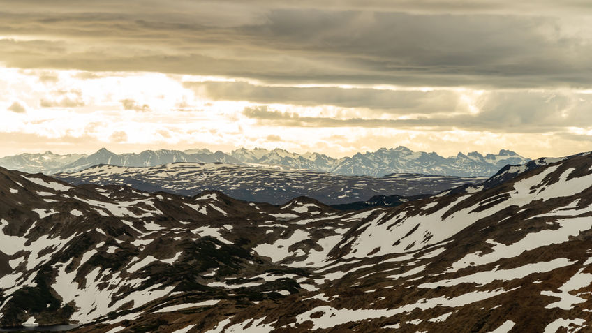 Weites Bergpanorama mit Schneefeldern auf dem Dientes-de-Navarino-Circuit