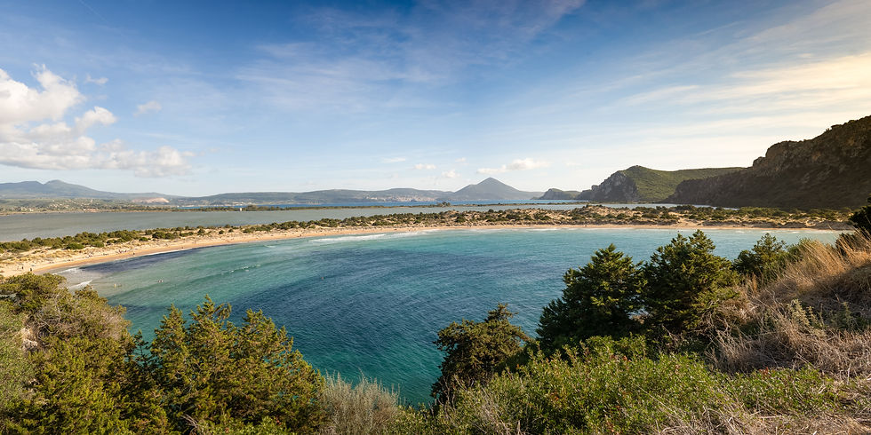 Blick von oben auf die Voidokilia-Bucht mit türkisblauem Wasser, hellem Sandstrand und Dünen zwischen Meer und Gialova-Lagune