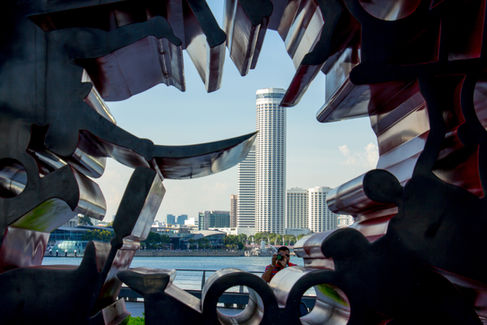 Blick auf die Skyline von Singapur durch eine Skulptur