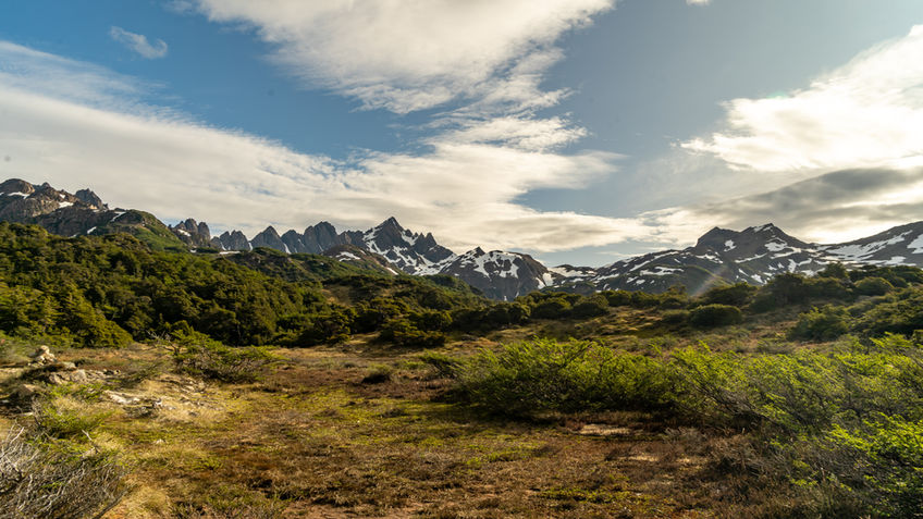 Weite Berglandschaft des Dientes-de-Navarino-Circuits auf Isla Navarino