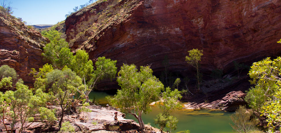 Felsige Schlucht mit Wasserloch in Westaustralien
