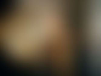 Nahaufnahme eines klassischen Messing-Barometers auf einem dunklen, polierten Holztisch, direkt neben einem ordentlichen Stapel Goldmünzen. Die Anzeige des Barometers steht auf Sturm und trägt die Aufschrift Marktlage sowie weitere deutsche Begriffe wie Veränderlich und Schön. Die Szene ist in ein warmes, aber leicht dramatisches Licht getaucht, das eine angespannte Atmosphäre erzeugt. Der Hintergrund zeigt ein weich gezeichnetes, modernes Büroambiente in neutralen Tönen, was den professionellen Business-Kontext unterstreicht.