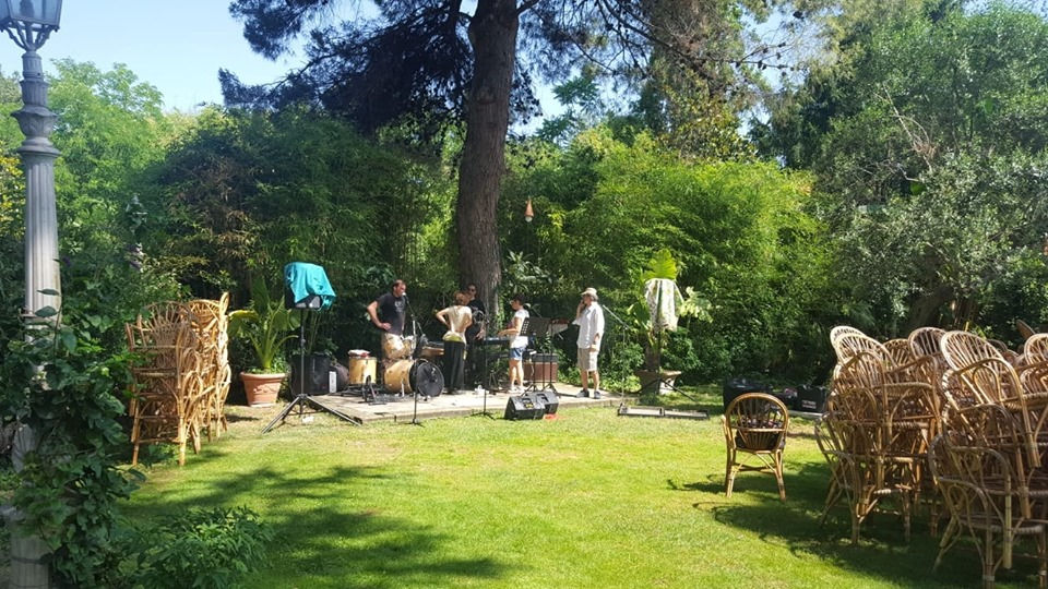 65302993_408407149762789_438387820856344