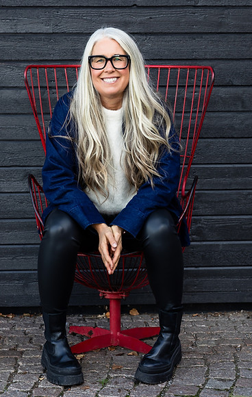 Åsa_min filosofi_sitter i_rödstol_gråtthus.jpg