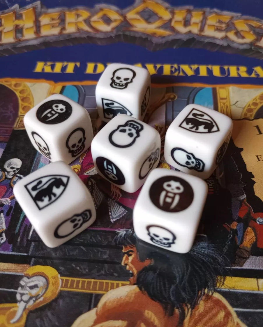Dados customizados com um encadernado de "Hero Quest"