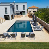 Piscina all'aperto, sedie a sdraio e casa moderna, vacanze estive, tempo soleggiato, GALLERIA.