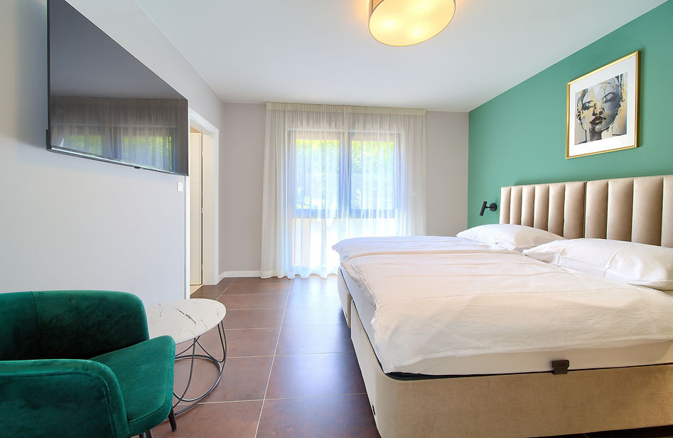 Soba Villa Miryam na Krku, prostrana, bračni krevet, televizor i vlastita kupaonica.