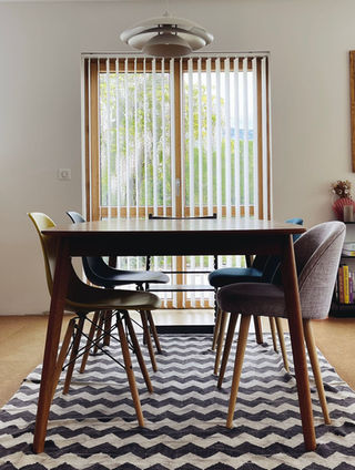 Rénovation de maison, architecture d'intérieur, salle à manger contemporaine vintage, sol en liège, contreplaqué, Annecy, salle à manger moderniste, midcentury modern, baie vitrée, store californiens