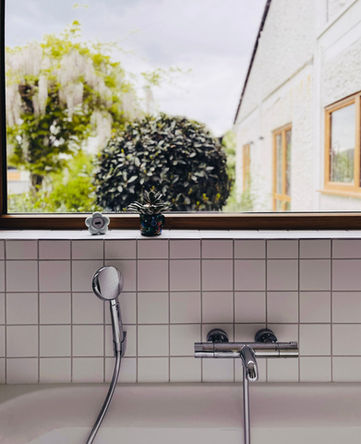Rénovation de maison, architecture d'intérieur, salle de bain contemporaine vintage, petits carreaux, salle de bain moderniste, midcentury modern, fenêtre sur jardin, Annecy